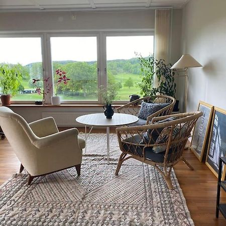 Apartment Right Next To The Golf Course And With The Ocean Just Around The Corner Ljungskile Eksteriør billede