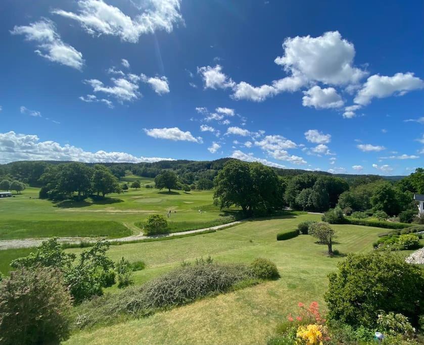 Apartment Right Next To The Golf Course And With The Ocean Just Around The Corner Ljungskile Eksteriør billede