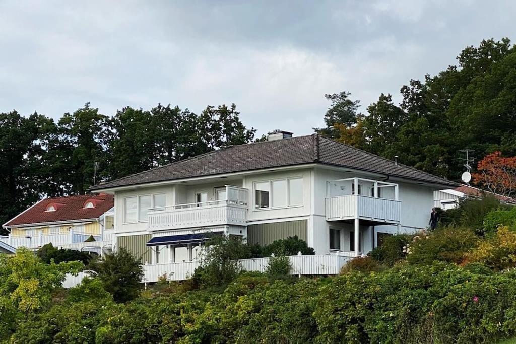 Apartment Right Next To The Golf Course And With The Ocean Just Around The Corner Ljungskile Eksteriør billede