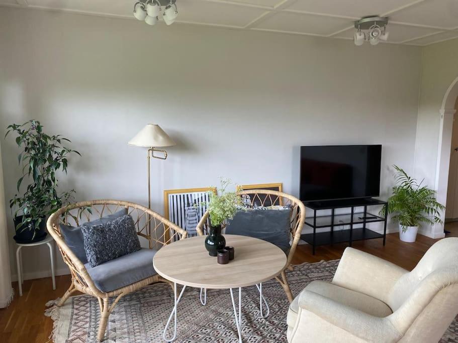 Apartment Right Next To The Golf Course And With The Ocean Just Around The Corner Ljungskile Eksteriør billede