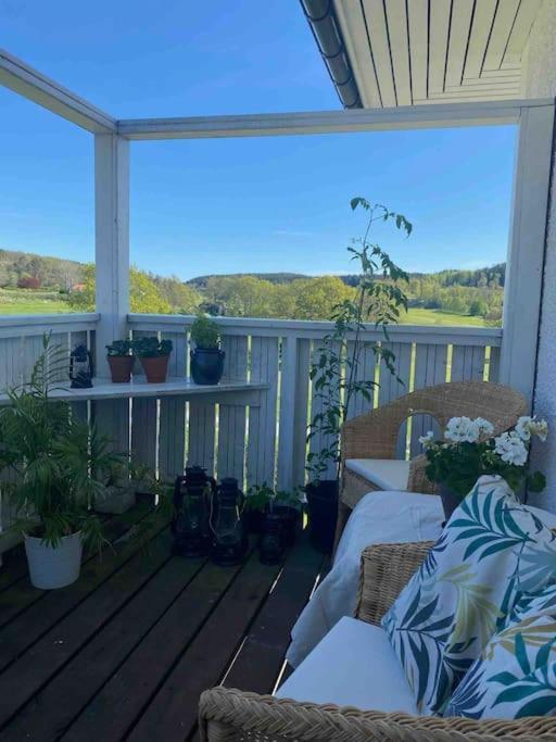 Apartment Right Next To The Golf Course And With The Ocean Just Around The Corner Ljungskile Eksteriør billede