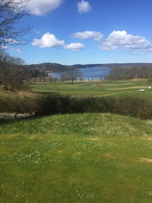 Apartment Right Next To The Golf Course And With The Ocean Just Around The Corner Ljungskile Eksteriør billede
