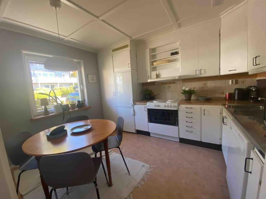 Apartment Right Next To The Golf Course And With The Ocean Just Around The Corner Ljungskile Eksteriør billede