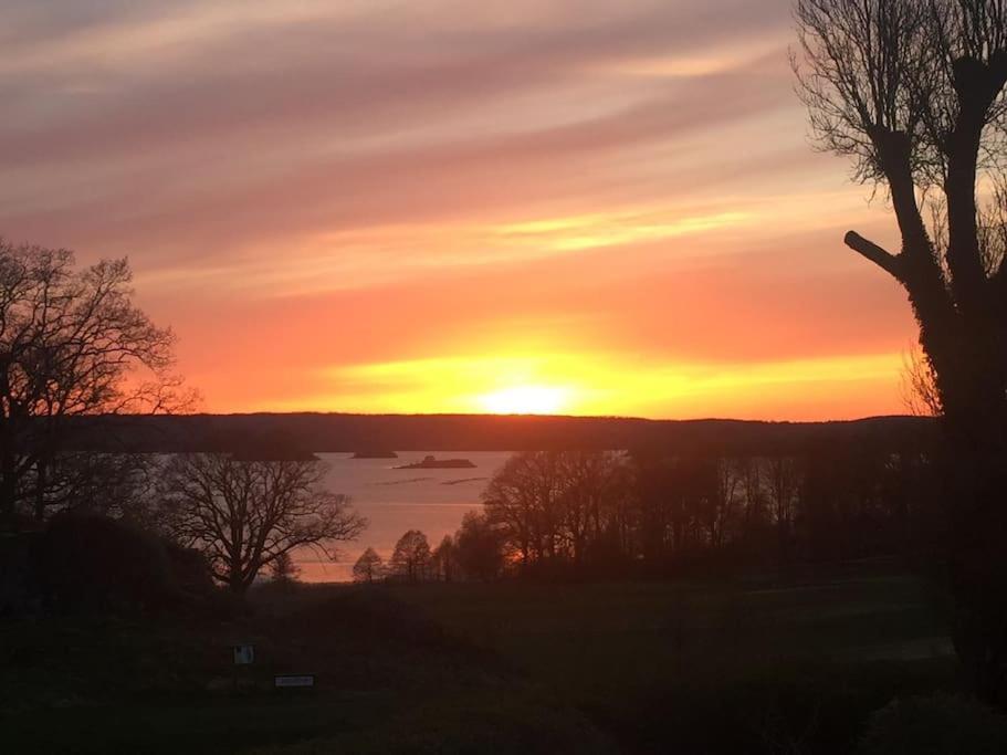 Apartment Right Next To The Golf Course And With The Ocean Just Around The Corner Ljungskile Eksteriør billede