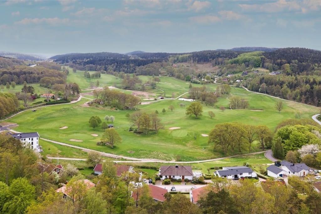 Apartment Right Next To The Golf Course And With The Ocean Just Around The Corner Ljungskile Eksteriør billede