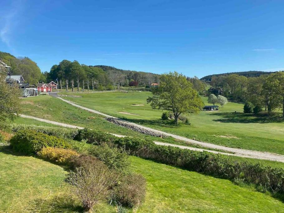 Apartment Right Next To The Golf Course And With The Ocean Just Around The Corner Ljungskile Eksteriør billede